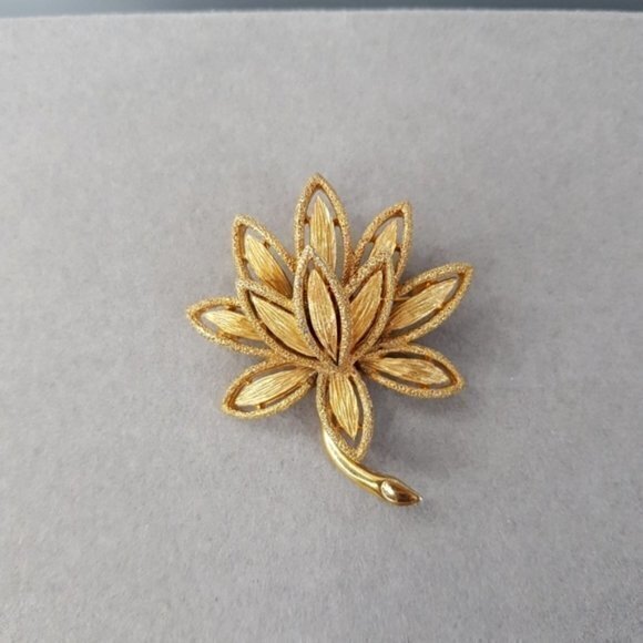 Vintage Avon gold tone lotus flower brooch Victorian theme - Picture 4 of 7